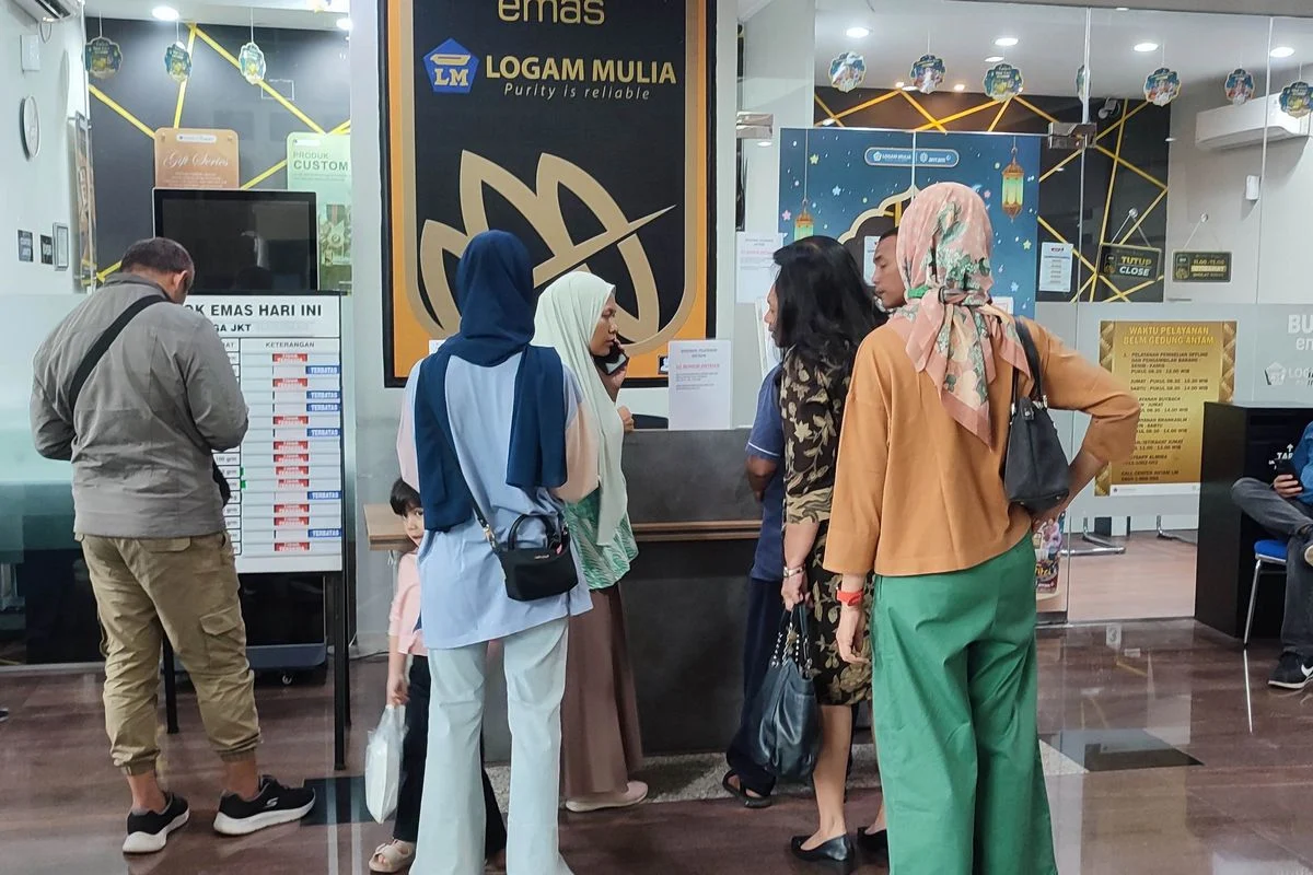 Strategi Investor Ritel Hadapi Penurunan Harga Emas: Tetap Hold dan Cicil Beli