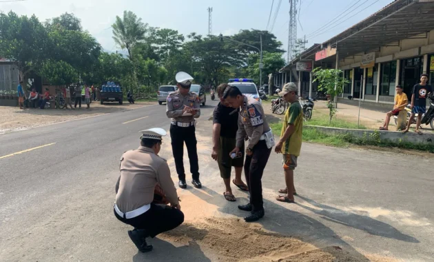 Tabrakan Dua Sepeda Motor di Cipinang Jaktim, Korban Masih Kritis