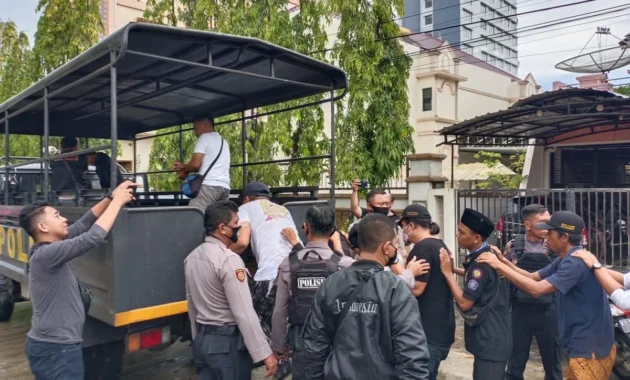 Tampang Bripka Dedy, ‘Sniper’ di Kampung Narkoba Gang Langgar Kota Samarinda Saat Diangkut ke Bareskrim Polri