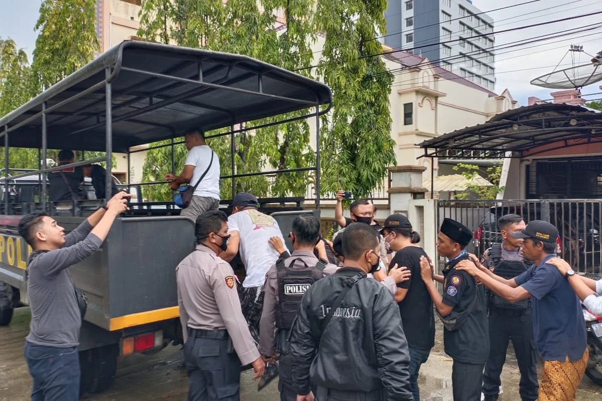 Tampang Bripka Dedy, ‘Sniper’ di Kampung Narkoba Gang Langgar Kota Samarinda Saat Diangkut ke Bareskrim Polri