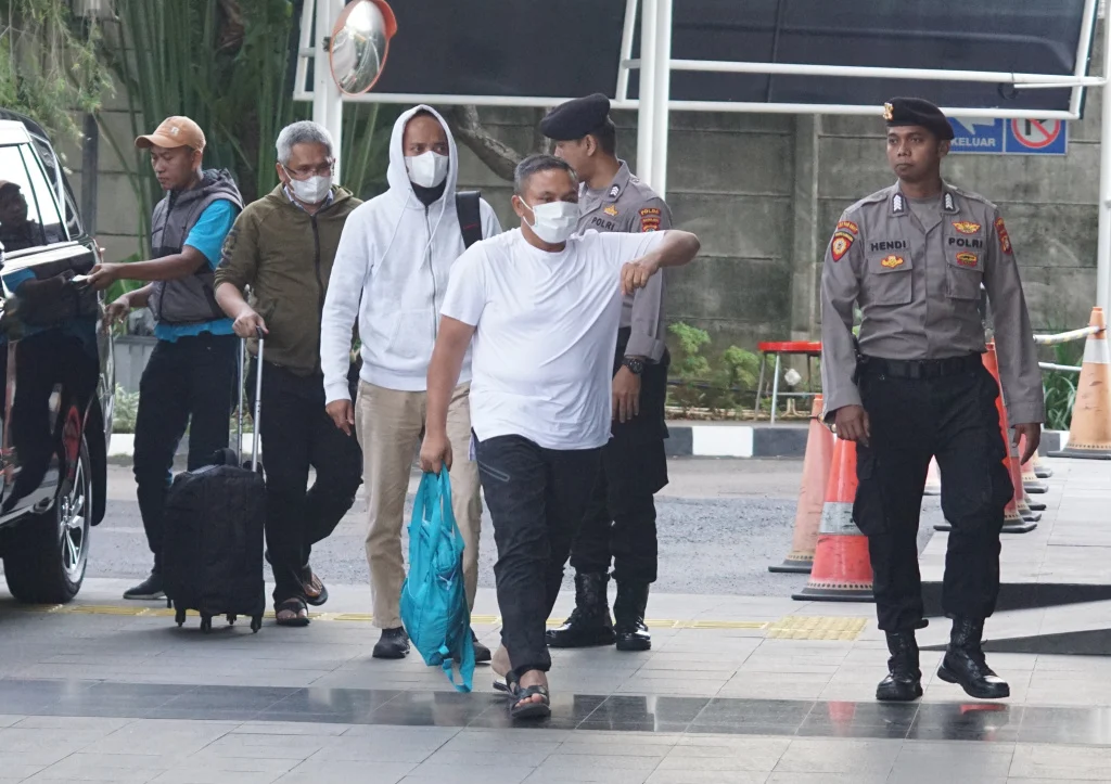 Terjaring OTT, Bupati Muara Enim Edison Bungkam Saat Tiba di Gedung Merah Putih KPK