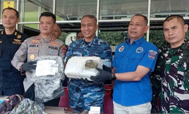 Tim Gabungan Gagalkan Pengiriman 2,8 Kilogram Ganja di Bandara Sultan Iskandar Muda Tim Gabungan Gagalkan Pengiriman 2,8 Kilogram Ganja di Bandara Sultan Iskandar Muda