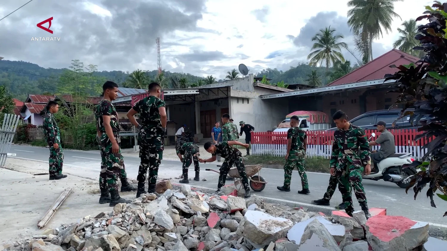 TNI Kirim 250 Personel Bantu Penanggulangan Gempa di Sigi