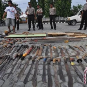 TNI-Polri Sita 16 Senjata Tajam dan Senapan Angin di Puncak Jaya