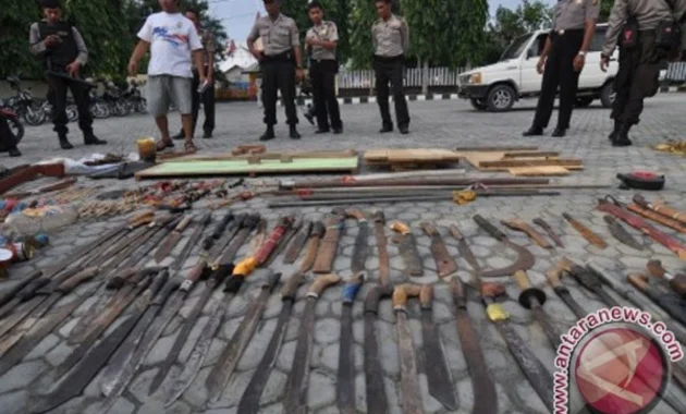 TNI-Polri Sita 16 Senjata Tajam dan Senapan Angin di Puncak Jaya