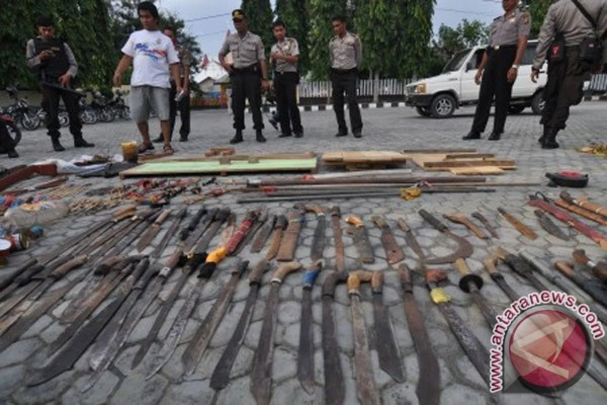 TNI-Polri Sita 16 Senjata Tajam dan Senapan Angin di Puncak Jaya
