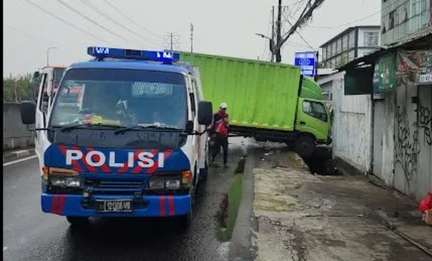 Truk Boks Ekspedisi Terguling di Jalan Daan Mogot, Cengkareng