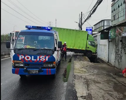 Truk Boks Ekspedisi Terguling di Jalan Daan Mogot, Cengkareng