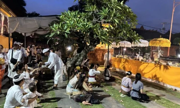 Umat Hindu Meriahkan Pura Jagatnatha pada Malam Galungan