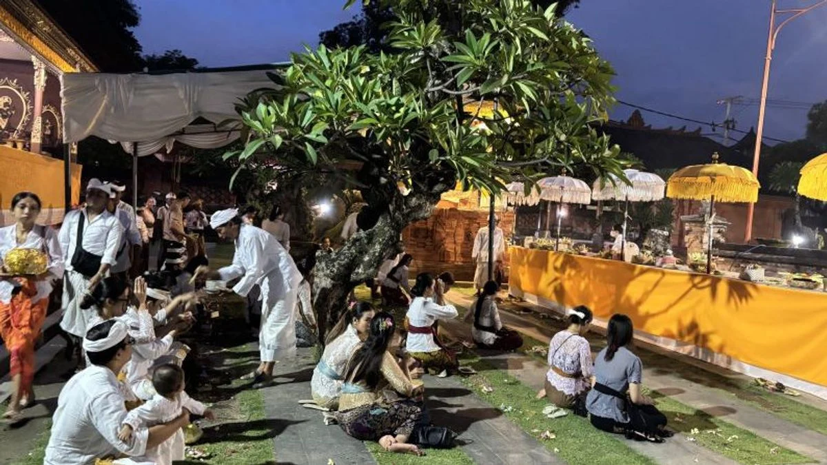 Umat Hindu Meriahkan Pura Jagatnatha pada Malam Galungan