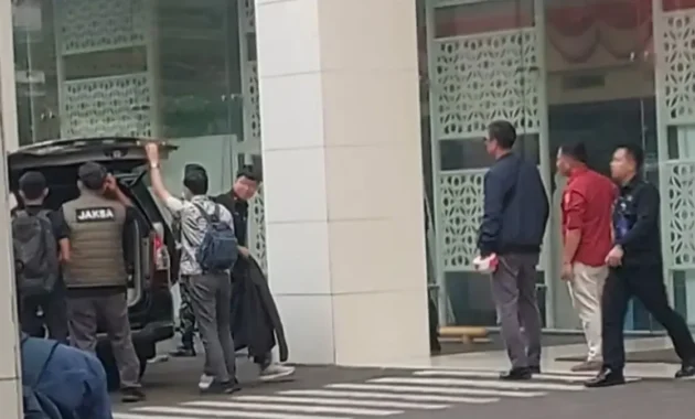 Usai Geledah 15 Jam, Penyidik Kejagung Angkut Satu Kontainer Barang Bukti dari Kantor BGN Usai Geledah 15 Jam, Penyidik Kejagung Angkut Satu Kontainer Barang Bukti dari Kantor BGN