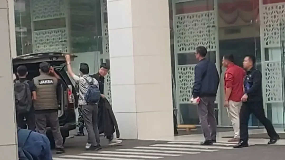 Usai Geledah 15 Jam, Penyidik Kejagung Angkut Satu Kontainer Barang Bukti dari Kantor BGN