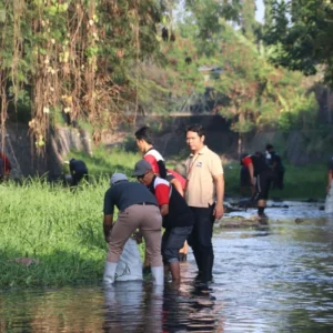Warga Buleleng Bersihkan Sungai untuk Memperingati Hari Lahir Pancasila