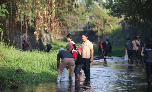 Warga Buleleng Bersihkan Sungai untuk Memperingati Hari Lahir Pancasila