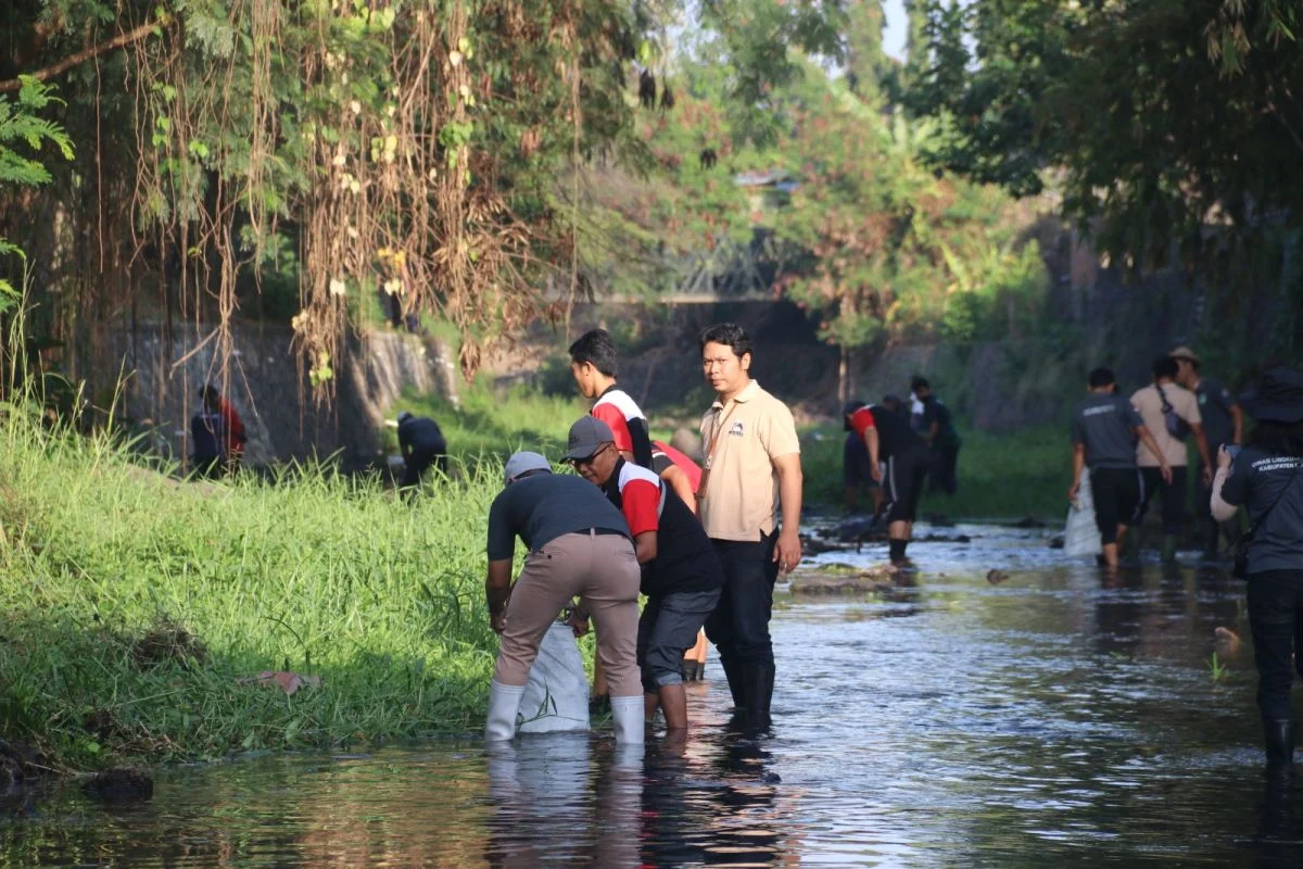 Warga Buleleng Bersihkan Sungai untuk Memperingati Hari Lahir Pancasila