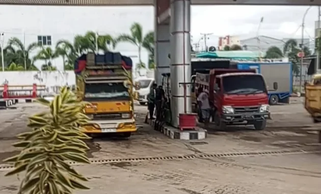 Warga Keluhkan Antrean Panjang Truk Trailer di Cakung‑Cilincing