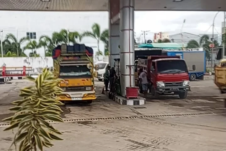 Warga Keluhkan Antrean Panjang Truk Trailer di Cakung‑Cilincing
