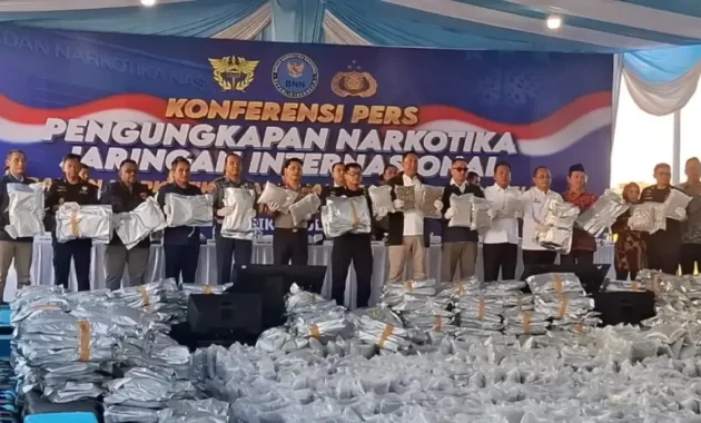 12 Orang Ditangkap dalam Kasus Penyelundupan 3,37 Ton Ganja di Gresik 12 Orang Ditangkap dalam Kasus Penyelundupan 3,37 Ton Ganja di Gresik