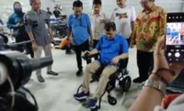 Ahmad Luthfi Dorong Kursi Roda Anaknya di Borobudur, Ajak Masyarakat Cinta Rupiah!