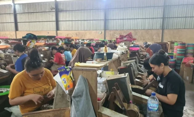 Ancaman PHK Massal di Depan Mata Aturan Penyeragaman Kemasan Kemenkes