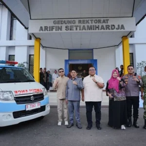 Andi Gani Serahkan Ambulans ke Universitas Kuningan untuk Mendukung Aksi Sosial