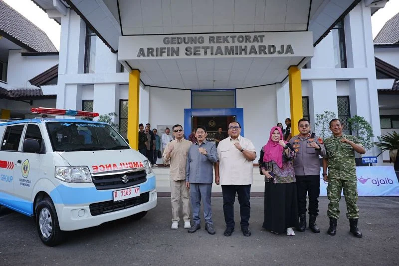 Andi Gani Serahkan Ambulans ke Universitas Kuningan untuk Mendukung Aksi Sosial