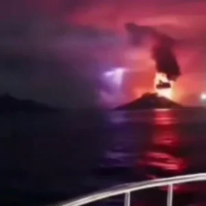 Badan Geologi Tegaskan Video Erupsi Gunung Anak Krakatau dari Atas Kapal Hoaks