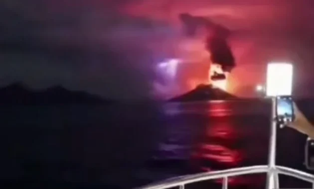 Badan Geologi Tegaskan Video Erupsi Gunung Anak Krakatau dari Atas Kapal Hoaks Badan Geologi Tegaskan Video Erupsi Gunung Anak Krakatau dari Atas Kapal Hoaks