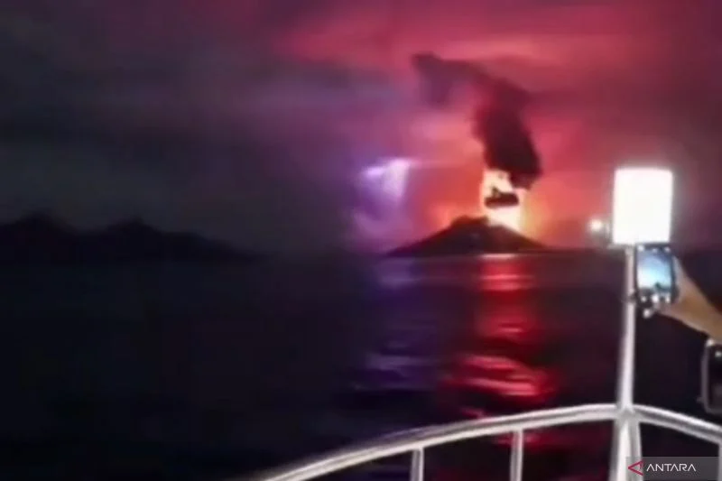 Badan Geologi Tegaskan Video Erupsi Gunung Anak Krakatau dari Atas Kapal Hoaks