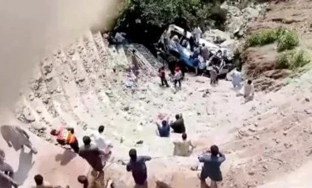 Bus Jatuh ke Jurang Tewaskan Setidaknya 40 Orang di Pakistan