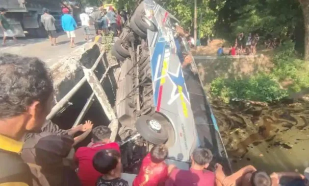 Bus Sugeng Rahayu Terjun ke Sungai di Nganjuk, 27 Penumpang Terluka