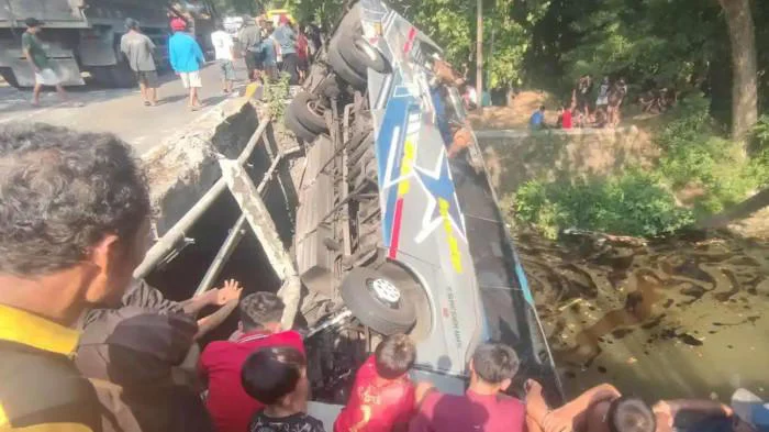 Bus Sugeng Rahayu Terjun ke Sungai di Nganjuk, 27 Penumpang Terluka