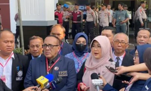 Dokter Tifa Jelang Sidang Perdana Ijazah Jokowi Tidak Ada Sponsor Bohir Kami Allah SWT Dokter Tifa Jelang Sidang Perdana Ijazah Jokowi Tidak Ada Sponsor Bohir Kami Allah SWT