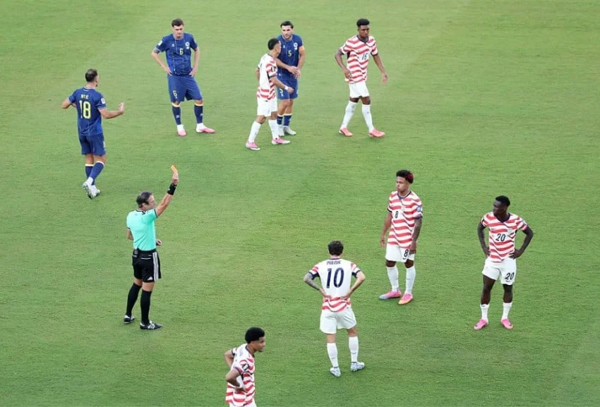 FIFA Memberi Keringanan kepada Pemain Amerika Serikat yang Dikartu Merah