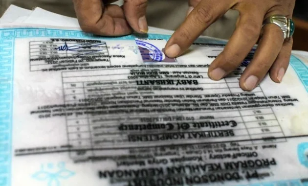Ironi Wajib Belajar: Ijazah Siswa Miskin Berubah Jadi Alat Tagih Utang Ironi Wajib Belajar: Ijazah Siswa Miskin Berubah Jadi Alat Tagih Utang