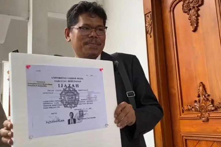 Ironi Wajib Belajar: Ijazah Siswa Miskin Jadi Alat Tagih Utang