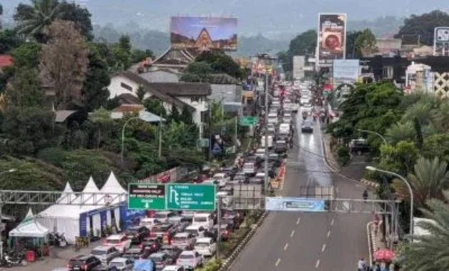 Jalur Puncak Macet Parah, Tol Jagorawi Diterapkan Contraflow