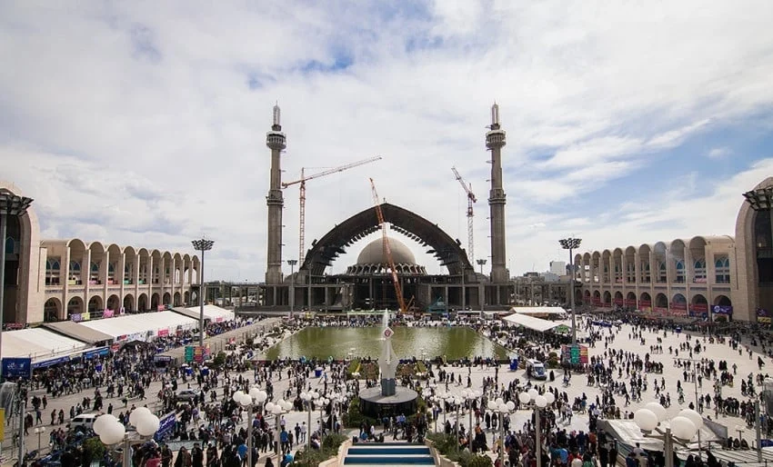 Jenazah Ali Khamenei Tiba di Masjid Agung Mosalla di Teheran