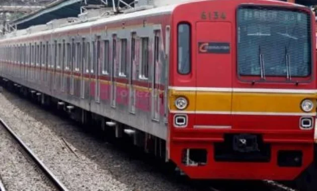 Kebakaran Dekat Rel KRL Lintas Tangerang Sebabkan Keterlambatan