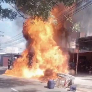 Kebakaran Hebat di Solo: Sepeda Motor Suzuki Thunder Terbakar dan Menghanguskan Rumah