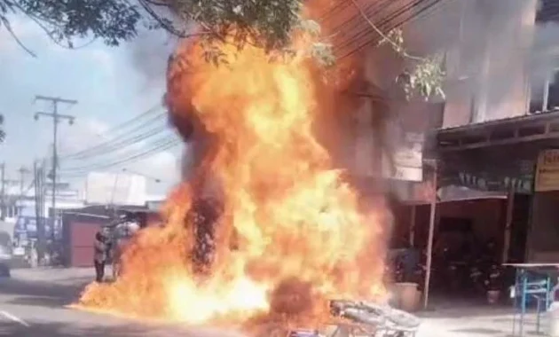 Kebakaran Hebat di Solo: Sepeda Motor Suzuki Thunder Terbakar dan Menghanguskan Rumah