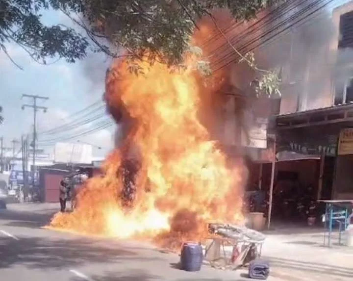 Kebakaran Hebat di Solo: Sepeda Motor Suzuki Thunder Terbakar dan Menghanguskan Rumah
