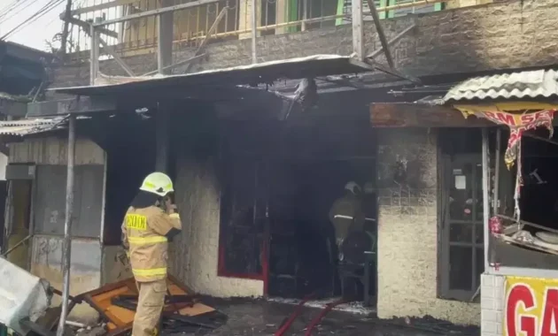 Kebakaran Melanda Palmerah: Lima Rumah Hangus Diduga Akibat Kompor yang Ditinggal Menyala Kebakaran Melanda Palmerah: Lima Rumah Hangus Diduga Akibat Kompor yang Ditinggal Menyala