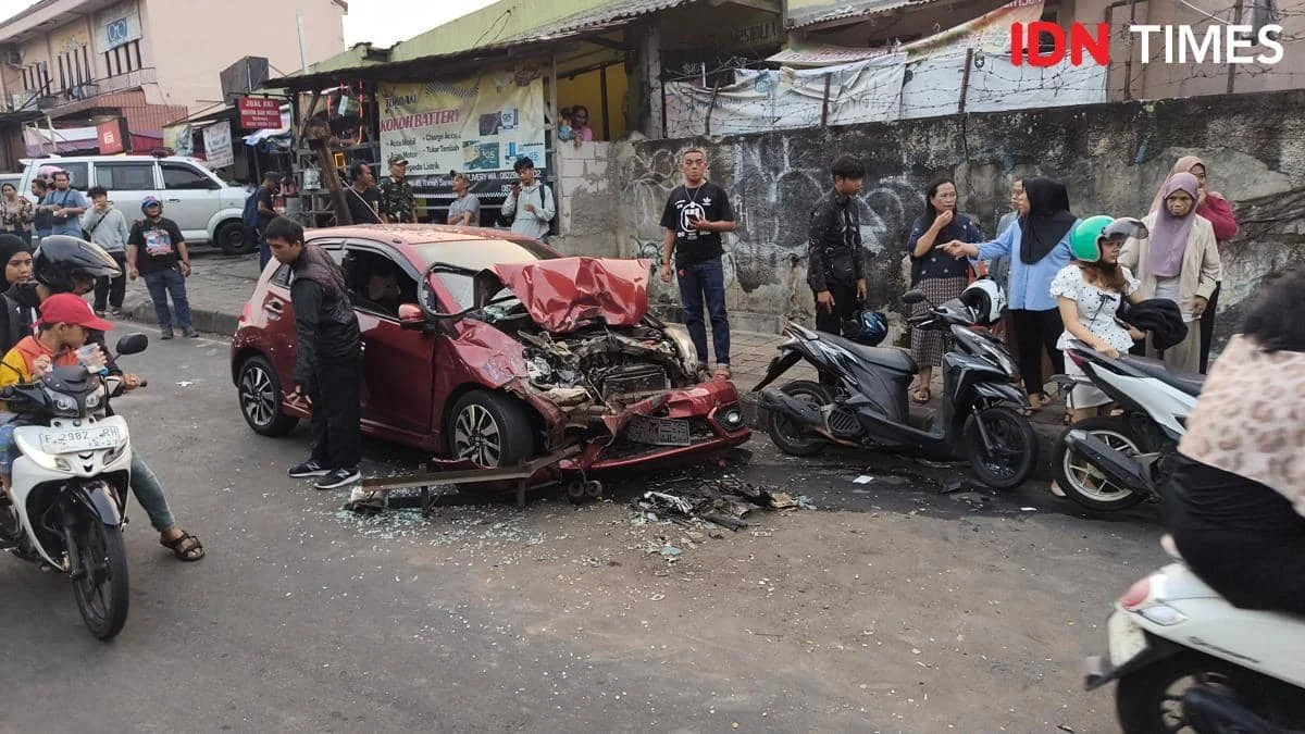 Kecelakaan Beruntun di Bogor: Mobil Brio Hantam 5 Kendaraan Hingga Ringsek