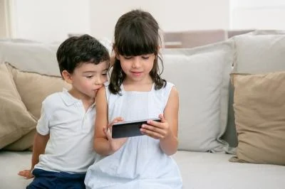 Kenali Popcorn Brain: Saat Otak Terlalu Sering Main Handphone