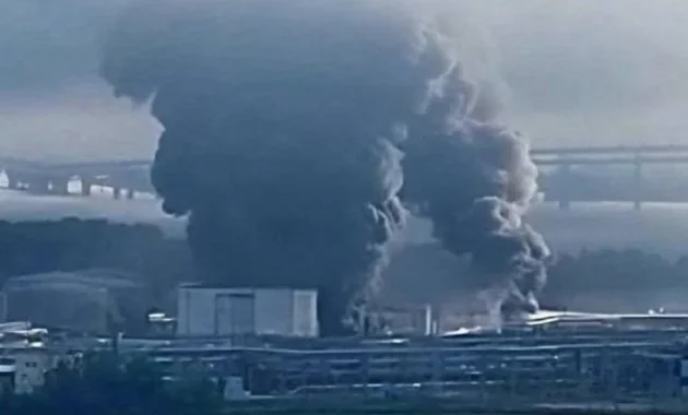 Kilang Minyak dan Pangkalan Kapal Perang di St Petersburg Dihujani Drone Ukraina Kilang Minyak dan Pangkalan Kapal Perang di St Petersburg Dihujani Drone Ukraina