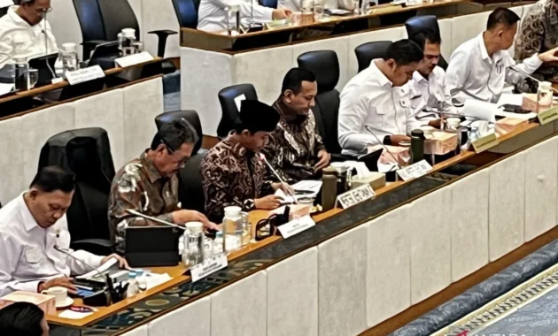 KPK Buka Peluang Periksa Menhut Raja Juli Antoni dalam Pengembangan Kasus OTT Bupati Kuansing KPK Buka Peluang Periksa Menhut Raja Juli Antoni dalam Pengembangan Kasus OTT Bupati Kuansing