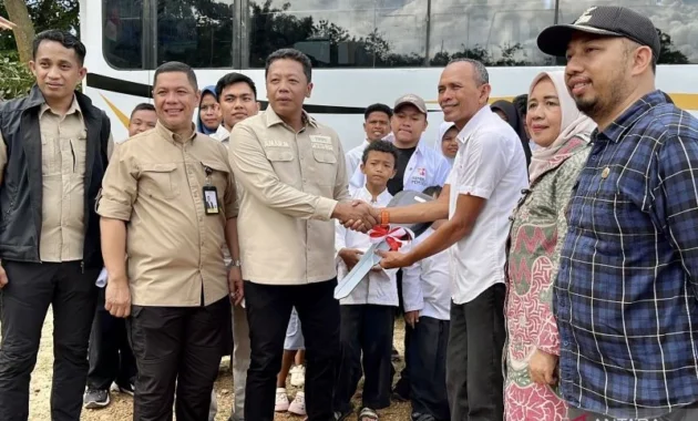 KSP Salurkan Bantuan untuk Guru Honorer dan Siswa di Kendari
