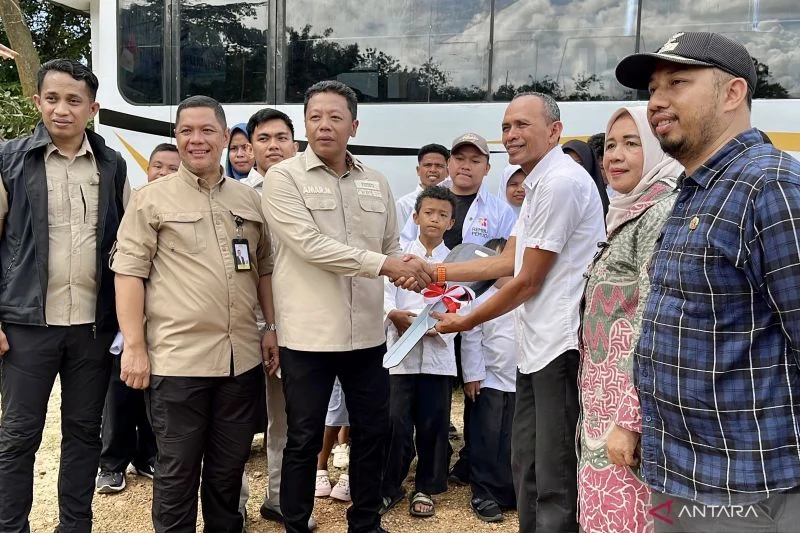 KSP Salurkan Bantuan untuk Guru Honorer dan Siswa di Kendari