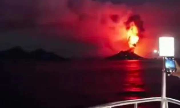 Letusan Gunung Anak Krakatau Disertai Semburan Api Merah, Hoaks Buatan AI Letusan Gunung Anak Krakatau Disertai Semburan Api Merah, Hoaks Buatan AI